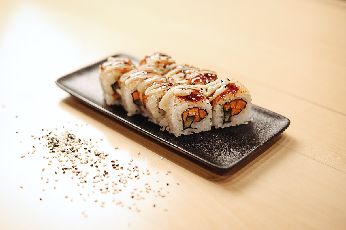 Frisch gerollte Sushi mit Sesam